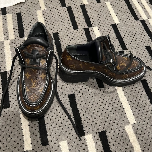 Louis Vuitton woman’s shoe size 6.5 - Picture 1 of 7